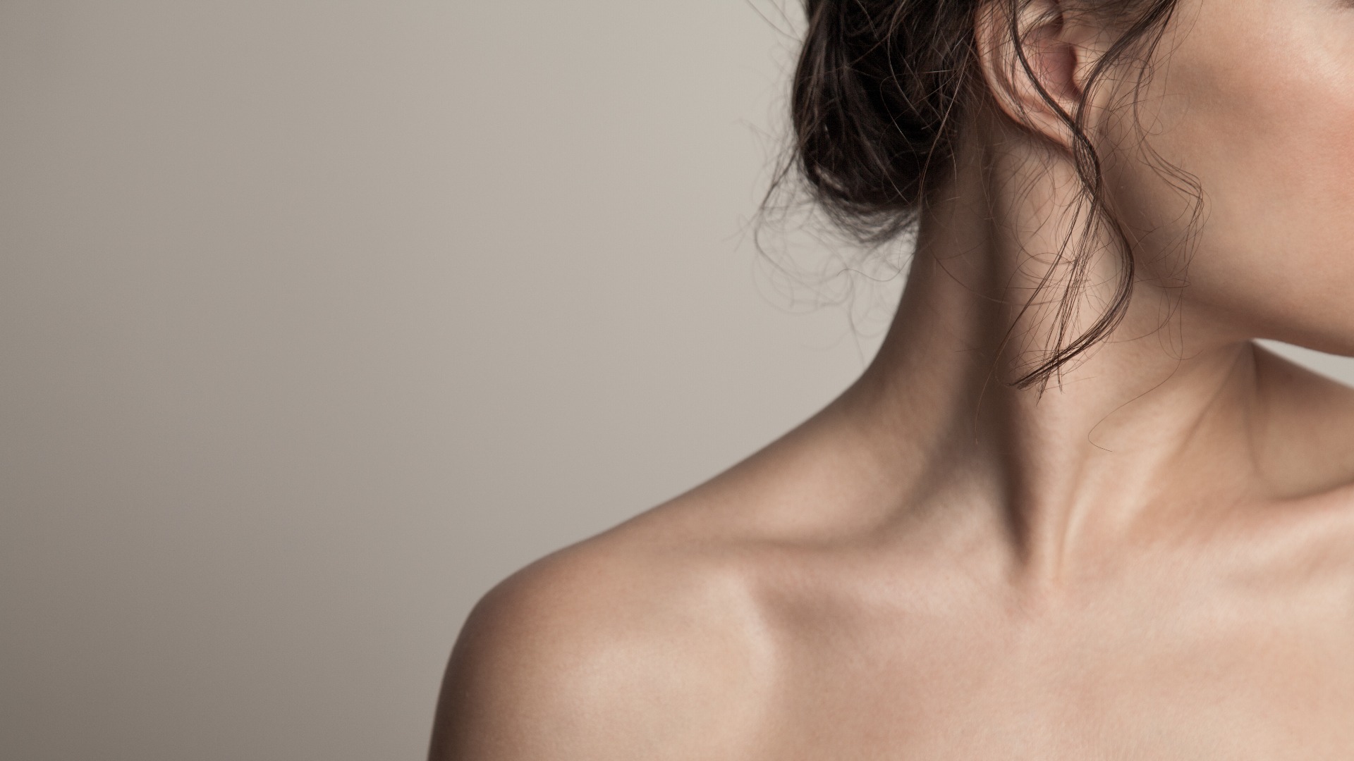 Nahaufnahme des Halses, Gesichts und der Schulter einer Frau, natürliche Schönheit, Haut