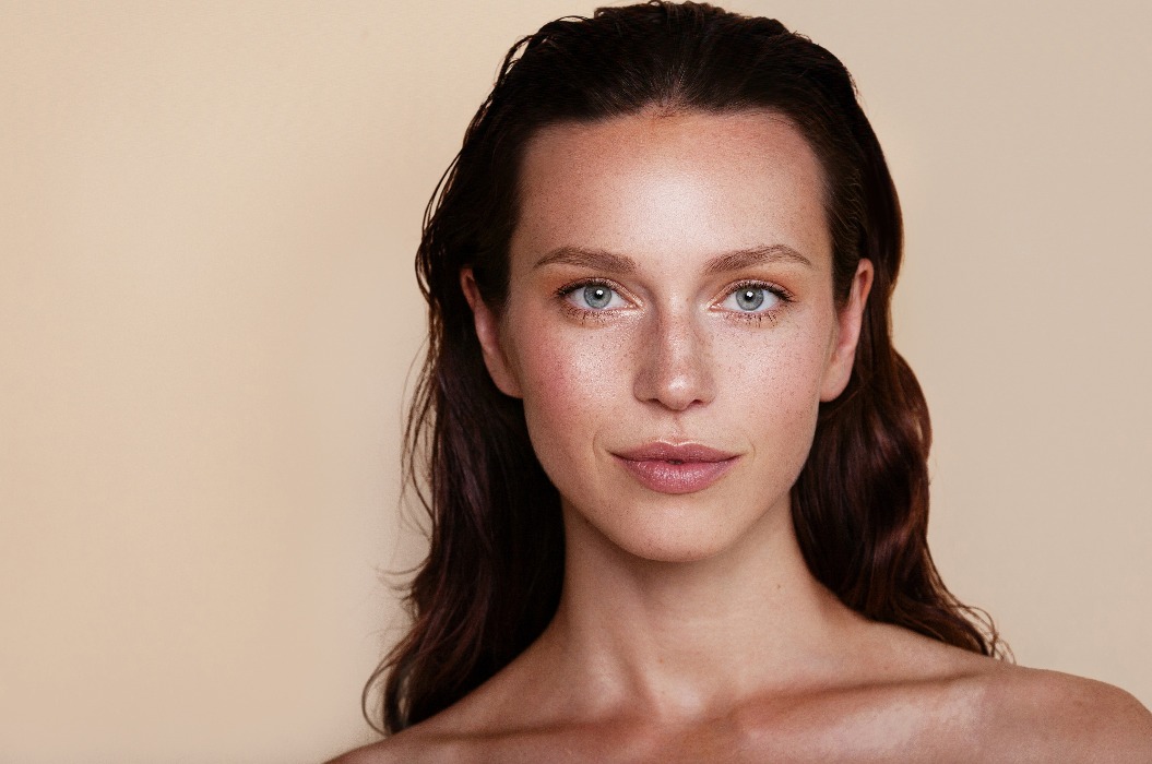 Porträt einer attraktiven Frau. Ein ansprechendes Spa-Model mit makellosem Fre